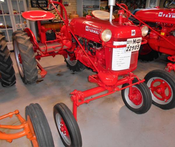 Veterantraktor - Farmall - CUB, 1950, 4 cyl, bensin, 10 hk. Fint körbart  utställningsskick. Tillver...